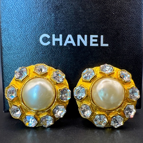 ‼️FINAL PRICE‼️ LOT 1108 24K gold plated CHANEL vintage clip on earrings - Picture 1 of 17